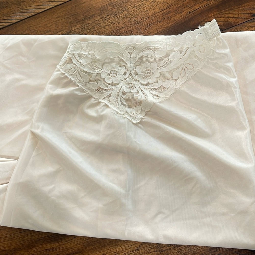 Vintage Hanes Women's Cream Beige Nylon Maxi Half Slip intimates Shapewear sz M - Picture 16 of 16